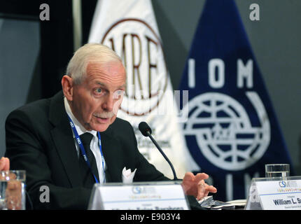 Lima, Peru. 16. Oktober 2014. Bild zur Verfügung gestellt von Perus Foreign Affairs Ministry zeigt, dass der Generaldirektor der internationalen Organisation für Migration (IOM) William Lacy Swing eine Rede bei der feierlichen Eröffnung der XIV südamerikanischen Konferenz über Migration (SACM) in Lima, Hauptstadt von Peru, am 16. Oktober 2014 liefert. © Perus Foreign Affairs Ministry/Xinhua/Alamy Live-Nachrichten Stockfoto