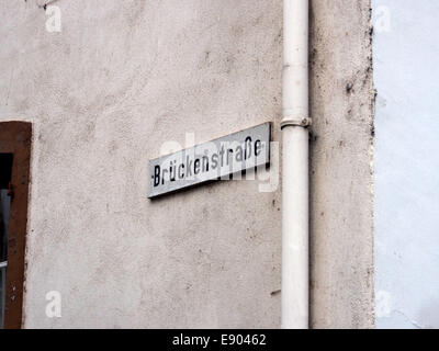 Ein Foto der Bruckenstraße in Alf, einer Stadt an der Mosel in Deutschland. Die Straße ist bekannt für ihre malerische Aussicht und die historische Architektur. Stockfoto