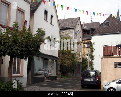Die Kirchstraße ist eine Straße in der Stadt Alf an der Mosel in Deutschland. Bekannt für seine malerische Umgebung spiegelt die Gegend den Charme der Mosel wider. Stockfoto