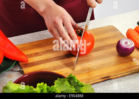 junge Frau schneiden Gemüse essen, Nahaufnahme Stockfoto