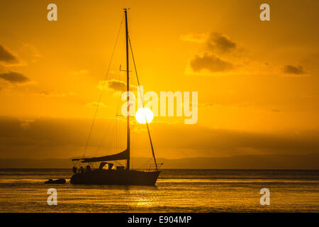 Schiff vor Anker bei Sonnenuntergang aus Tangalooma Moreton Island, Queensland, Australien Stockfoto