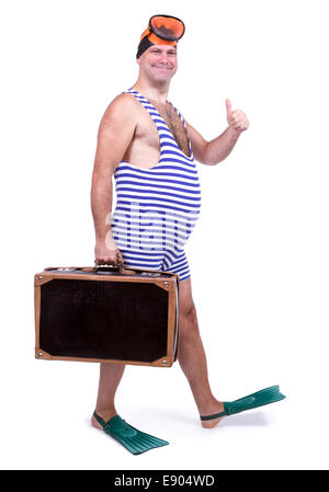 Mann im Schwimmen Kleid gehen mit Koffer Stockfoto