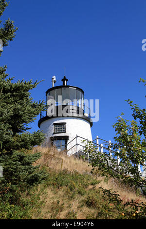 Owls Head Light, die sitzt bei der Eröffnung der Rockland Hafen und westlichen Penobscot Bay, Eulen Kopf, Maine, USA Stockfoto