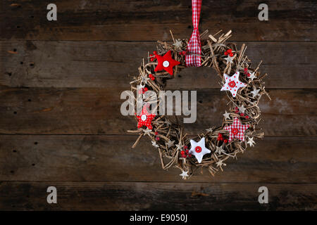 Adventskranz mit roten und weißen Sternen braunen Zweige "Gingham" und Polka Dot auf alten hölzernen rustikaler Hintergrund, Kopie Spac dekoriert Stockfoto