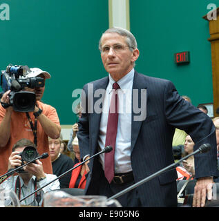 Washington, DC, USA. 16. Oktober 2014. Anthony Fauci, Direktor des National Institute of Allergy and Infectious Diseases, Teil des National Institute of Health (NIH) besucht eine Anhörung über die Prüfung der US Public Health-Reaktion auf den Ebola-Ausbruch vor der Aufsicht und Untersuchungen Unterausschuss in Capitol Hill in Washington, D.C., Hauptstadt der Vereinigten Staaten, 16. Oktober 2014. Bildnachweis: Xinhua/Alamy Live-Nachrichten Stockfoto