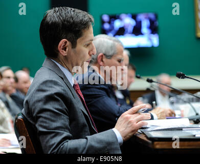 Washington, DC, USA. 16. Oktober 2014. Tom Frieden(L), bezeugt der Direktor der U.S. Centers for Disease Control and Prevention (CDC) während einer Anhörung über die Prüfung der US Public Health-Reaktion auf den Ebola-Ausbruch vor der Aufsicht und Untersuchungen Unterausschuss in Capitol Hill in Washington, D.C., Hauptstadt der Vereinigten Staaten, 16. Oktober 2014. Bildnachweis: Xinhua/Alamy Live-Nachrichten Stockfoto