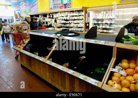 Leere Supermarkt Regale wegen Versorgungsstörungen Kette von extreme Kältewelle. Oak Park, Illinois Stockfoto