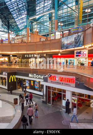 JOHANNESBURG, Südafrika - Menschen im Einkaufszentrum, im Carlton Centre. Stockfoto