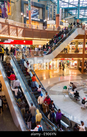 JOHANNESBURG, Südafrika - Menschen auf der Rolltreppe im Einkaufszentrum, im Carlton Centre. Stockfoto