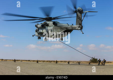 US-Marines mit 3. Bataillon, 3. Marine Regiment, 3. Marineabteilung, 3rd Marine Expeditionary Force führen schnell Seil Takt Stockfoto