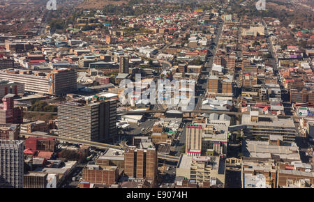 JOHANNESBURG, Südafrika - Wolkenkratzer und Gebäude im zentralen Geschäftsviertel. Luftaufnahme von oben von Carlton Centre. Stockfoto