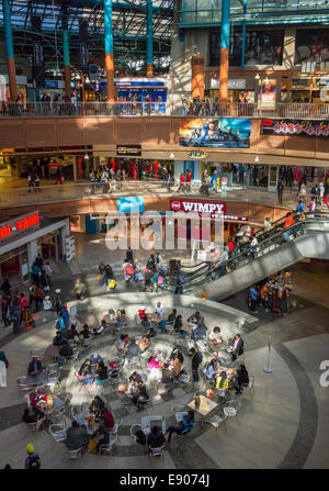 JOHANNESBURG, Südafrika - Menschen im Einkaufszentrum, im Carlton Centre. Stockfoto