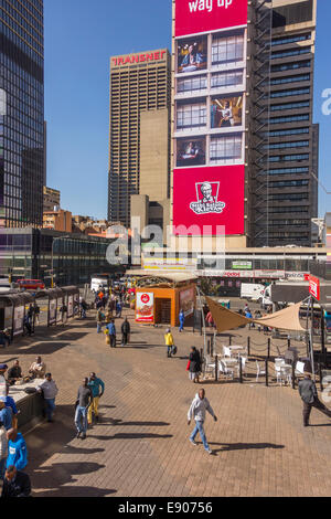 JOHANNESBURG, Südafrika - Menschen und Gebäuden in Gandhi Square in der Innenstadt entfernt. Stockfoto