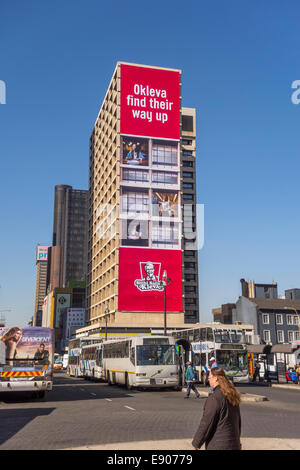 JOHANNESBURG, Südafrika - Menschen und Gebäuden in Gandhi Square in der Innenstadt entfernt. Stockfoto
