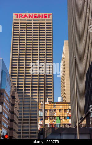 JOHANNESBURG, SOUTH AFRICA - Fanuel Motsepe es bunt gemalt, Gebäude, Ecke von Fox und Von Brandis Street, downtown. Stockfoto