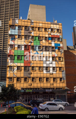 JOHANNESBURG, SOUTH AFRICA - Fanuel Motsepe es bunt gemalt, Gebäude, Ecke von Fox und Von Brandis Street, downtown. Stockfoto