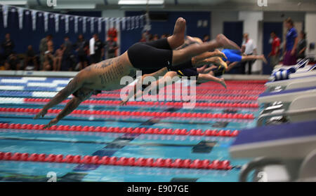 US Marine Corps Sgt. Alex Nguyen zieht für die 50 Meter Freistil schwimmen-Veranstaltung während der 2014 Krieger Spiele bei den US Olympic Training Center in Colorado Springs, Colorado, 30. September 2014. Die Krieger-Spiele ist eine jährliche Veranstaltung, so dass Verwundete, Kranke und Stockfoto