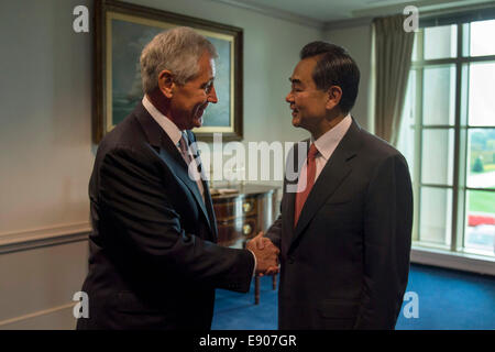 US-Verteidigungsminister Chuck Hagel, begrüßt links, Außenminister der Volksrepublik China Wang Yi, das Pentagon in Arlington, VA., 1. Oktober 2014, vor Beginn einer Sitzung. Stockfoto