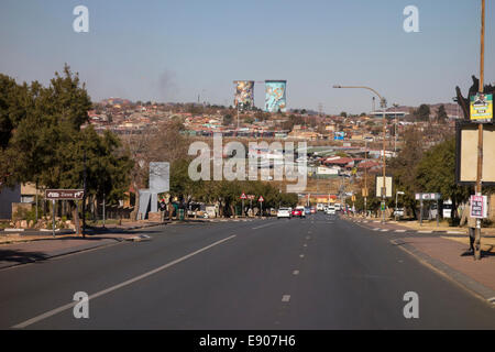 SOWETO, JOHANNESBURG, Südafrika - Straßenszene, mit Orlando Kühltürme in Ferne. Stockfoto