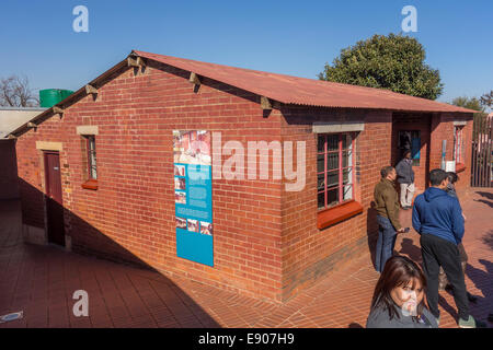 SOWETO, JOHANNESBURG, Südafrika - Reiseführer mit den Besuchern in Soweto Heimat von Nelson Mandela, jetzt ein Museum. Stockfoto