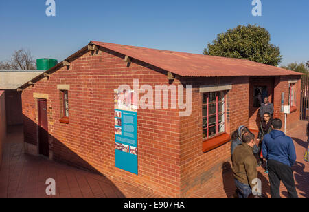 SOWETO, JOHANNESBURG, Südafrika - Reiseführer mit den Besuchern in Soweto Heimat von Nelson Mandela, jetzt ein Museum. Stockfoto