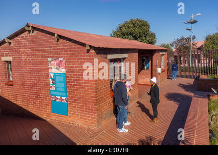 SOWETO, JOHANNESBURG, Südafrika - Reiseführer mit den Besuchern in Soweto Heimat von Nelson Mandela, jetzt ein Museum. Stockfoto