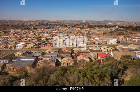 SOWETO, JOHANNESBURG, Südafrika - Ansicht der Jabulani Nachbarschaft in Soweto Township. Stockfoto
