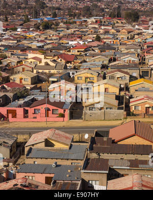 SOWETO, JOHANNESBURG, Südafrika - Ansicht der Jabulani Nachbarschaft in Soweto Township. Stockfoto