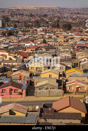SOWETO, JOHANNESBURG, Südafrika - Ansicht der Jabulani Nachbarschaft in Soweto Township. Stockfoto