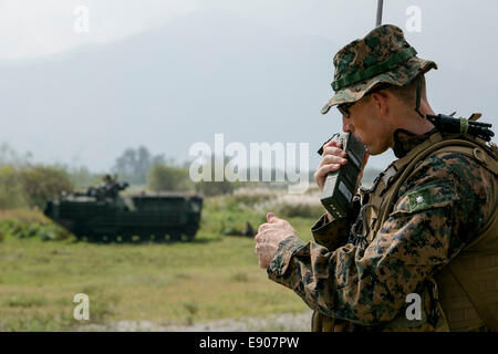 US Marine Corps Oberstleutnant Robert C. Rice, der kommandierende Offizier der Battalion Landing Team, 3. Bataillon, 5. Marineregiment, 31. Marine Expeditionary Unit, kommuniziert mit seiner Einheit und Philippine Marines während einer mechanisierten Angriff im Rahmen des Amphi Stockfoto