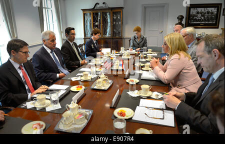 US-Verteidigungsminister Chuck Hagel, trifft zweiter von links, mit niederländischer Minister der Verteidigung Jeanine Hennis-Plasschaert, zweiter von rechts in das Pentagon in Arlington, VA., 7. Oktober 2014. Stockfoto