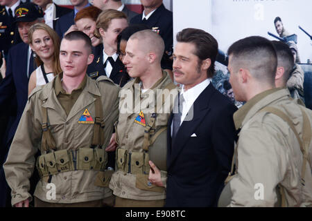 Washington, DC, USA. 15. Oktober 2014. Schauspieler Brad Pitt posiert mit Soldaten bei der Weltpremiere von "The Fury" an der Newseum 15. Oktober 2014 in Washington DC. Bildnachweis: Debby Wong/Alamy Live-Nachrichten Stockfoto