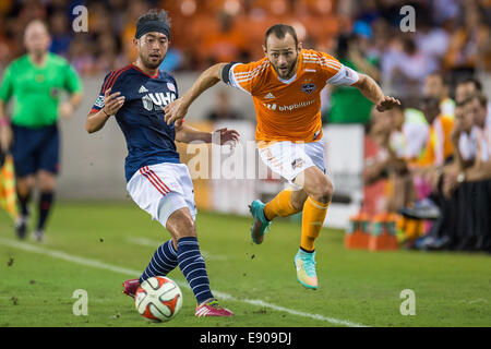 Houston, Texas, USA. 16. Oktober 2014. Houston Dynamo Mittelfeldspieler Brad Davis (11) Schlachten gegen New England Revolution Mittelfeld/Sturm Lee Nguyen (24) bei einem MLS-Spiel zwischen Houston Dynamo und die New England Revolution BBVA Compass-Stadion in Houston, TX am 16. Oktober 2014. Die Revolution gewann das Spiel 2: 1. Bildnachweis: Trask Smith/ZUMA Draht/Alamy Live-Nachrichten Stockfoto