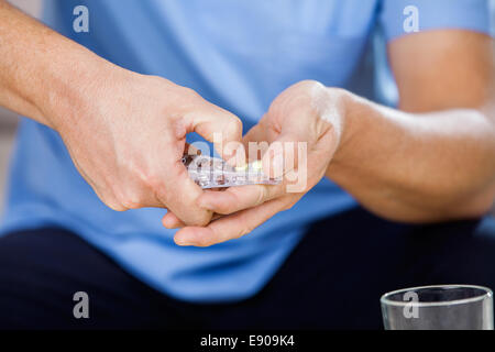 Krankenpfleger Taking Out Pillen aus Blisterpackung Stockfoto