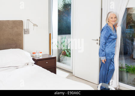 Ältere Frau Fenster im Pflegeheim Stand Stockfoto