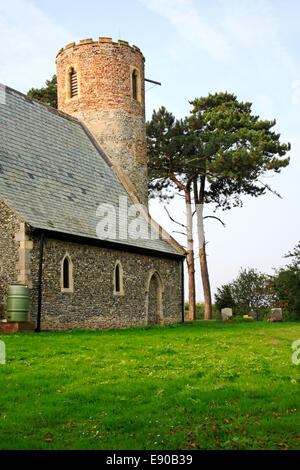 Ein Blick auf das Kirchenschiff und Rundturm von der Nordseite der Pfarrkirche St Mary bei Fishley, Norfolk, England, UK. Stockfoto
