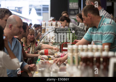 Buenos Aires, Argentinien. 16. Oktober 2014. Bewohner kaufen Produkte während der gastronomischen Messe "Masticar 2014", in Buenos Aires, Argentinien, auf 16. Oktober 2014. © Martin Zabala/Xinhua/Alamy Live-Nachrichten Stockfoto