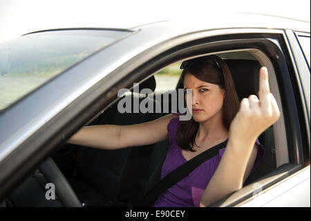 Pkw-Fahrer gibt die finger Stockfoto