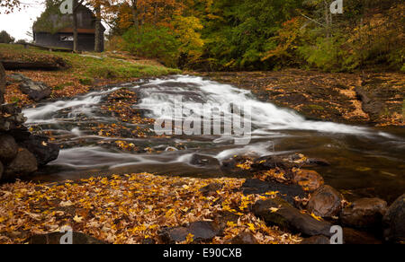 Wasser flussabwärts Rauschen Stockfoto