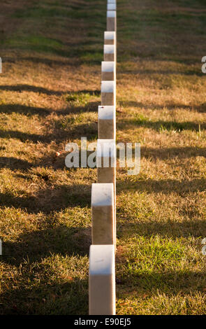 Reihe von Grabsteinen in Arlington Stockfoto