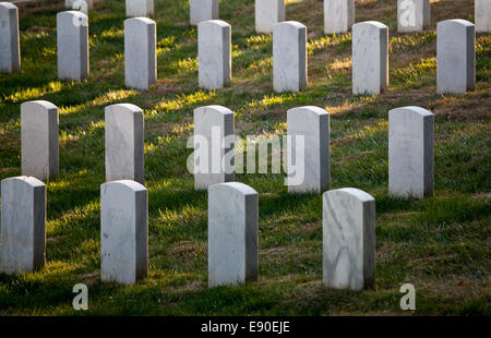 Reihe von Grabsteinen in Arlington Stockfoto