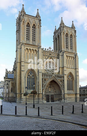 Die Westfassade des Bristol Cathedral, einer mittelalterlichen Kirche im gotischen Stil stammt aus dem 12. Jahrhundert Stockfoto