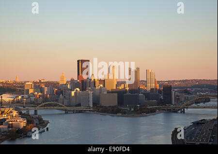 Pittsburgh bei Sonnenuntergang Stockfoto