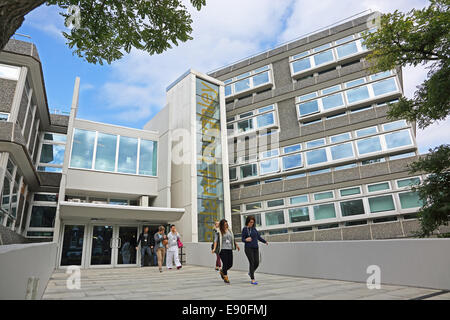 Acland Burghley School im Norden Londons. Eine neu renovierte 1960 gebaute Schule mit einer neuen 6. Form Flügel. Haupteingang. Stockfoto