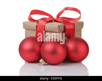 Wraped Geschenkbox mit roten Pfeil und Bogen Weihnachten Kugeln, isoliert auf weiss Stockfoto