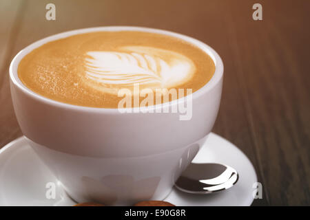 frischen Cappuccino mit Latte Art, getönten Foto Stockfoto