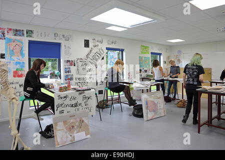 6. Form Schüler arbeiten in einer neuen Schule-Kunst-Atelier in Cambridgeshire, Großbritannien Stockfoto