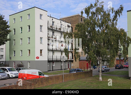 Eine neu renovierte Block in ein South London Sozialsiedlung mit sicheren Eingang, Treppenturm und Zugang Balkon Stockfoto