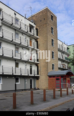 Eine neu renovierte Block in ein South London Sozialsiedlung mit sicheren Eingang, Treppenturm und Zugang Balkon Stockfoto