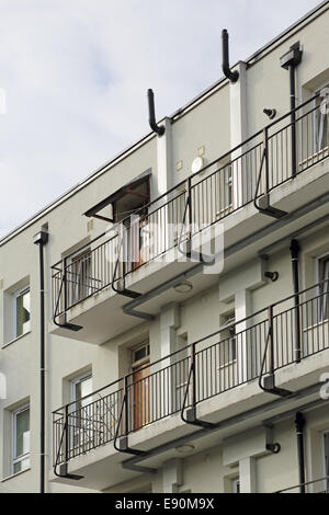 Zugang über einen Balkon auf einem frisch renovierten Block in einem South London Sozialsiedlung Stockfoto